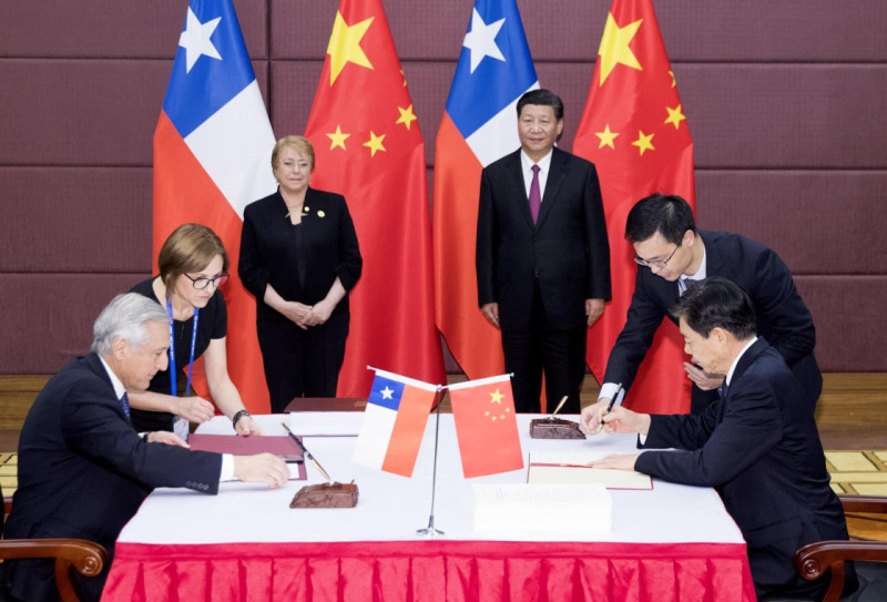 11月11日，國家主席習(xí)近平在越南峴港同智利總統(tǒng)巴切萊特一道出席中智自由貿(mào)易協(xié)定升級(jí)議定書簽字儀式。新華社記者 丁林 攝