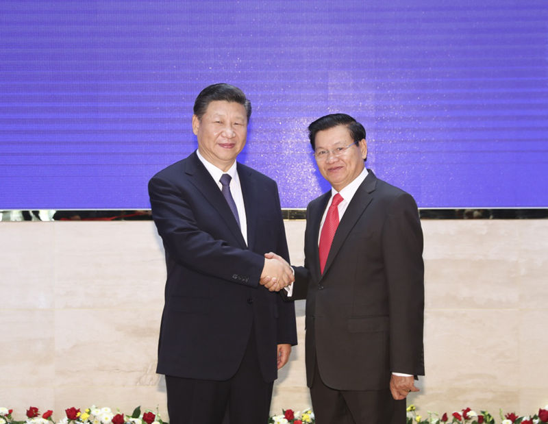 11月14日，中共中央總書記、國家主席習近平在萬象國家會議中心會見老撾總理通倫。 新華社記者 丁林 攝