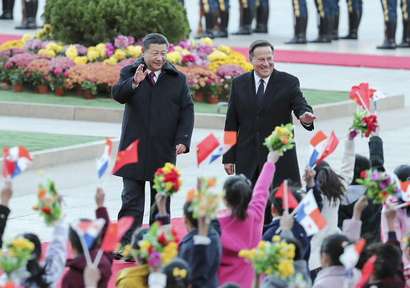11月17日，國(guó)家主席習(xí)近平在北京人民大會(huì)堂同來(lái)華進(jìn)行國(guó)事訪問(wèn)的巴拿馬總統(tǒng)巴雷拉舉行會(huì)談。這是會(huì)談前，習(xí)近平在人民大會(huì)堂東門(mén)外廣場(chǎng)為巴雷拉舉行歡迎儀式。新華社記者 謝環(huán)馳 攝
