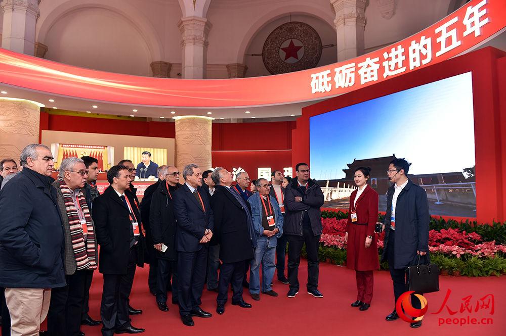12月1日上午，嘉賓們參觀“砥礪奮進(jìn)的五年”大型成就展。（人民網(wǎng)記者 翁奇羽 攝）