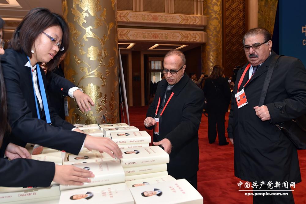 出席研討會(huì)的嘉賓領(lǐng)取《習(xí)近平談治國(guó)理政》叢書。（人民網(wǎng)記者 翁奇羽 攝）