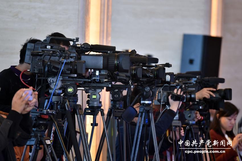 閉幕式現場的媒體記者（人民網記者 翁奇羽 攝）