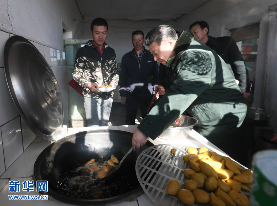 1月24日，中共中央總書記、國家主席、中央軍委主席習近平來到河北省張家口市，看望慰問基層干部群眾，考察脫貧攻堅工作。這是習近平在張北縣小二臺鎮德勝村村民徐學海家炸年糕。新華社記者 蘭紅光 攝