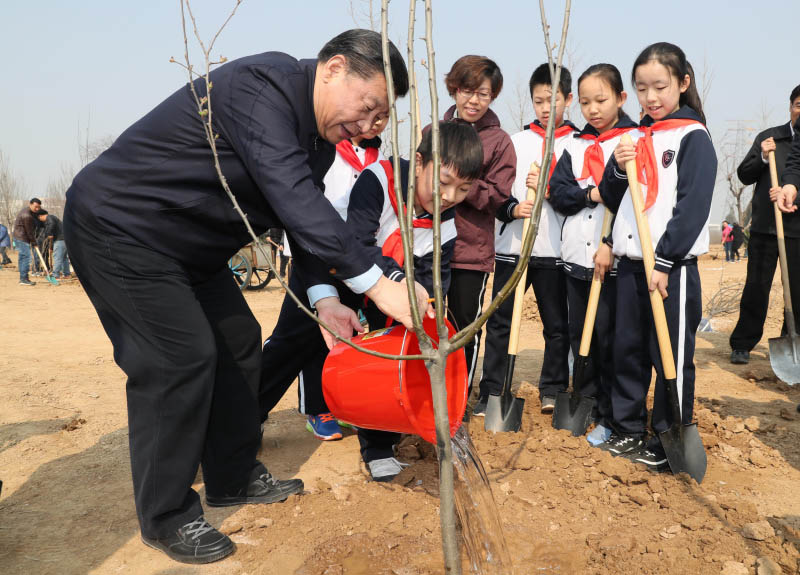 3月29日，黨和國家領(lǐng)導(dǎo)人習(xí)近平、張德江、俞正聲、劉雲(yún)山、王岐山、張高麗等來到北京市朝陽區(qū)將臺鄉(xiāng)參加首都義務(wù)植樹活動。這是習(xí)近平同大家一起給剛栽下的樹苗澆水。新華社記者 蘭紅光 攝