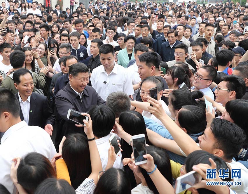 5月3日，中共中央總書記、國家主席、中央軍委主席習(xí)近平來到中國政法大學(xué)考察。這是習(xí)近平同校園道路兩旁的師生熱情握手。 新華社記者 王曄攝