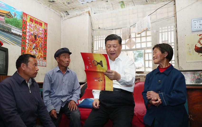 6月21日，中共中央總書記、國家主席、中央軍委主席習近平到山西考察調研。這是習近平來到忻州市岢嵐縣趙家窪村看望貧困村民劉福有。新華社記者 龐興雷 攝