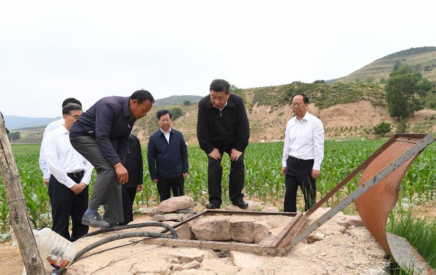 6月21日，中共中央總書記、國家主席、中央軍委主席習(xí)近平到山西考察調(diào)研。這是習(xí)近平來到忻州市岢嵐縣趙家窪村唯一的一口飲水井旁，登上用石塊壘起的井臺，察看井裡蓄水的情況。新華社記者 李學(xué)仁 攝