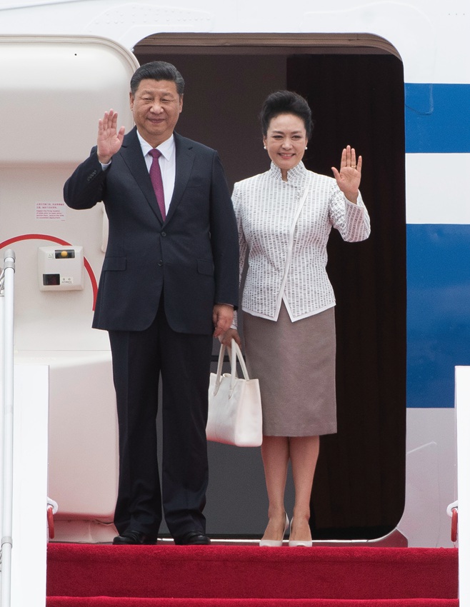 6月29日中午，中共中央總書記、國(guó)家主席、中央軍委主席習(xí)近平乘專機(jī)抵達(dá)香港，出席將於7月1日舉行的慶祝香港回歸祖國(guó)20周年大會(huì)暨香港特別行政區(qū)第五屆政府就職典禮並視察香港。這是習(xí)近平和夫人彭麗媛走出艙門，向歡迎的人群揮手致意。新華社記者 呂小煒 攝