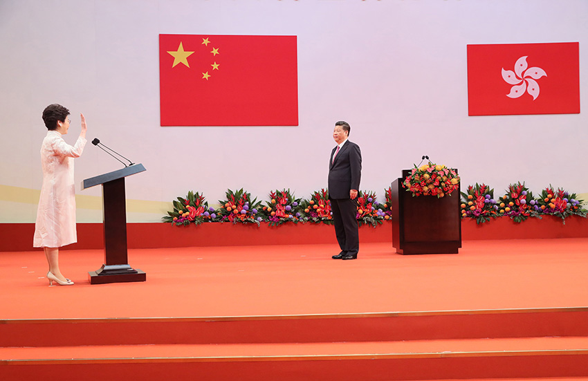 7月1日上午，慶祝香港回歸祖國20周年大會暨香港特別行政區第五屆政府就職典禮在香港會展中心隆重舉行。中共中央總書記、國家主席、中央軍委主席習近平出席並發表重要講話。這是習近平監誓，香港特別行政區第五任行政長官林鄭月娥宣誓就職。新華社記者 蘭紅光 攝