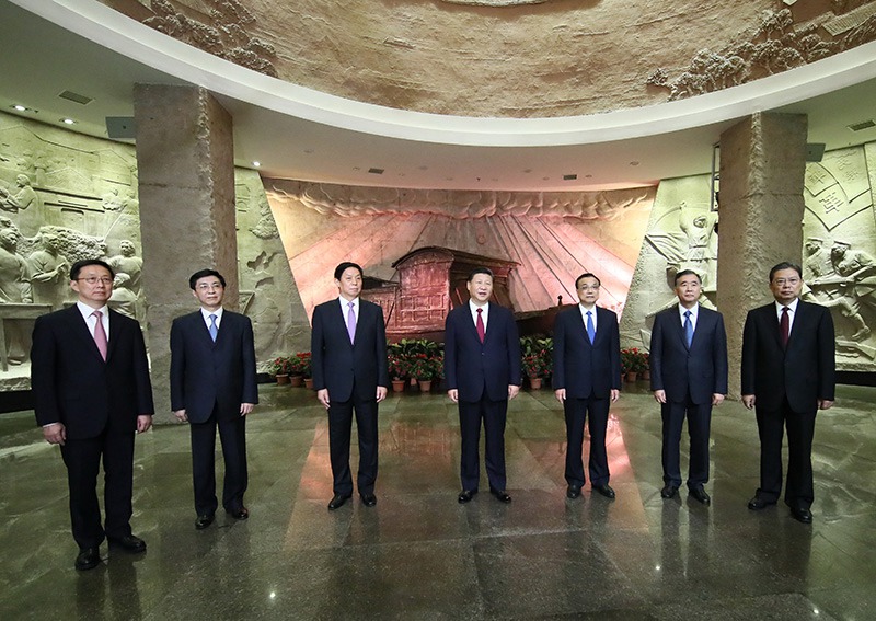 10月31日，中共中央總書記、國家主席、中央軍委主席習近平帶領中共中央政治局常委李克強、栗戰書、汪洋、王滬寧、趙樂際、韓正，瞻仰上海中共一大會址和浙江嘉興南湖紅船。這是31日下午，習近平在南湖革命紀念館參觀結束時發表重要講話。新華社記者 蘭紅光 攝