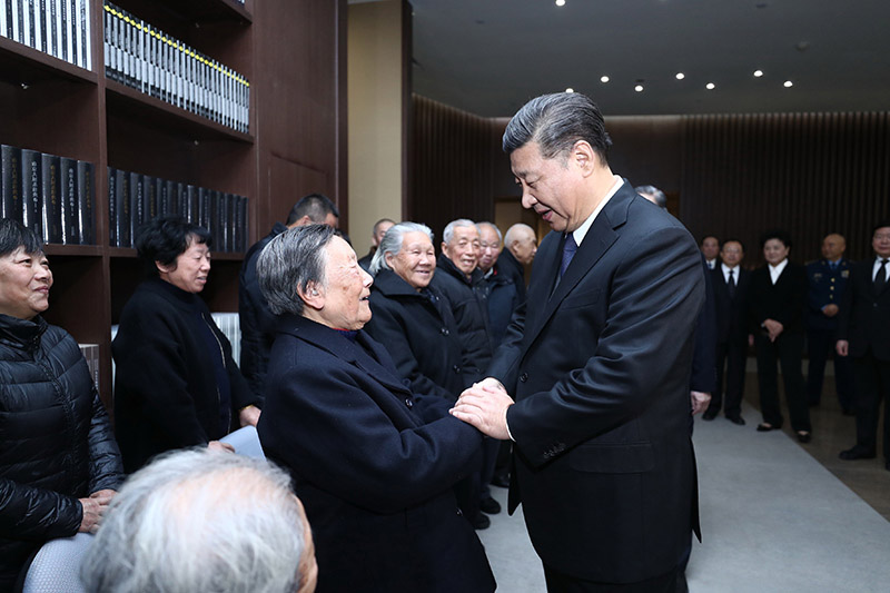 12月13日上午，中共中央、全國人大常委會、國務院、全國政協(xié)、中央軍委在南京隆重舉行南京大屠殺死難者國家公祭儀式。中共中央總書記、國家主席、中央軍委主席習近平出席儀式。這是公祭儀式結(jié)束后，習近平親切會見南京大屠殺幸存者代表和為中國人民抗日戰(zhàn)爭勝利作出貢獻的國際友人親屬代表。新華社記者 鞠鵬 攝