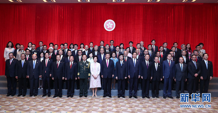7月1日上午，國家主席習(xí)近平在香港特別行政區(qū)行政長官林鄭月娥陪同下，會見香港特別行政區(qū)新任行政、立法、司法機構(gòu)負責(zé)人。 新華社記者 鞠鵬 攝