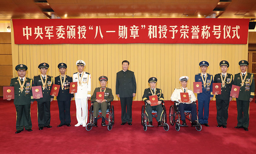 7月28日，中央軍委頒授“八一勛章”和授予榮譽稱號儀式在北京八一大樓隆重舉行。中共中央總書記、國家主席、中央軍委主席習(xí)近平向“八一勛章”獲得者頒授勛章和証書，向獲得榮譽稱號的單位頒授獎旗。這是習(xí)近平同獲得“八一勛章”的同志集體合影。新華社記者李剛攝