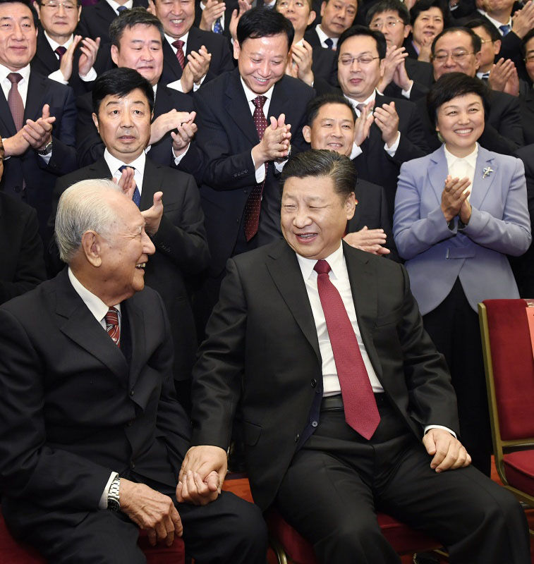 11月17日，全國精神文明建設表彰大會在北京人民大會堂舉行。會前，習近平、王滬寧等會見與會代表。這是習近平邀請黃旭華、黃大發代表坐在自己身邊合影。新華社記者 李學仁 攝