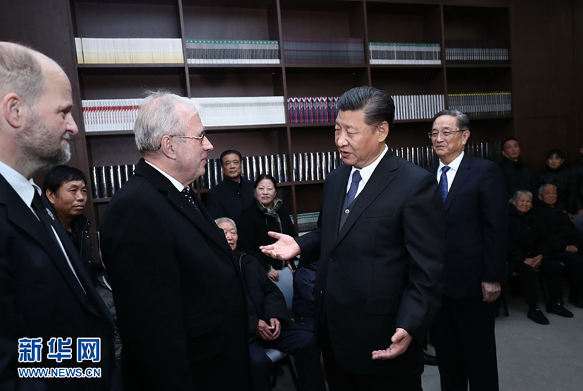 12月13日上午，中共中央、全國人大常委會、國務院、全國政協、中央軍委在南京隆重舉行南京大屠殺死難者國家公祭儀式。中共中央總書記、國家主席、中央軍委主席習近平出席儀式。這是公祭儀式結束后，習近平親切會見南京大屠殺幸存者代表和為中國人民抗日戰爭勝利作出貢獻的國際友人親屬代表。新華社記者 鞠鵬 攝