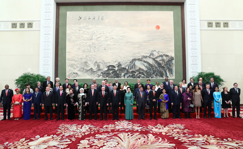 5月14日，國家主席習近平在北京人民大會堂舉行宴會，歡迎出席“一帶一路”國際合作高峰論壇的外方代表團團長及嘉賓。這是習近平和夫人彭麗媛同外方代表團團長及配偶集體合影留念。新華社記者 謝環馳 攝