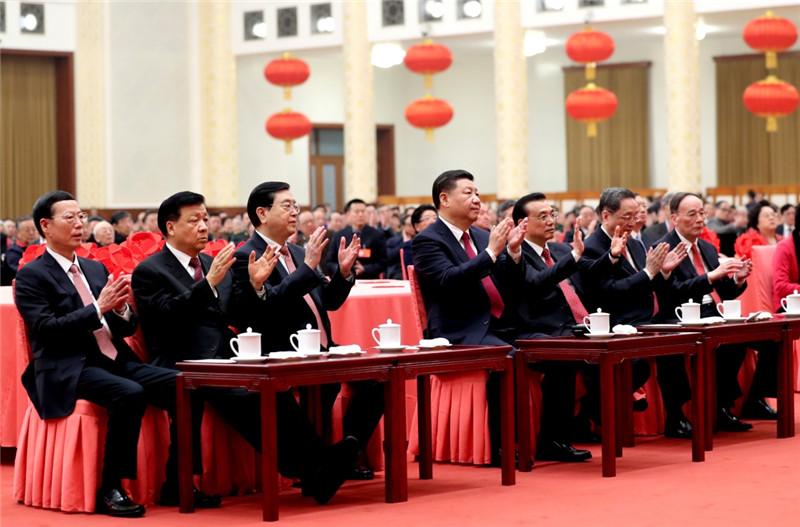 1月26日，中共中央、國務(wù)院在北京人民大會堂舉行2017年春節(jié)團拜會。黨和國家領(lǐng)導人習近平、李克強、張德江、俞正聲、劉雲(yún)山、王岐山、張高麗等同首都各界人士歡聚一堂，共迎新春。新華社記者 鞠鵬 攝