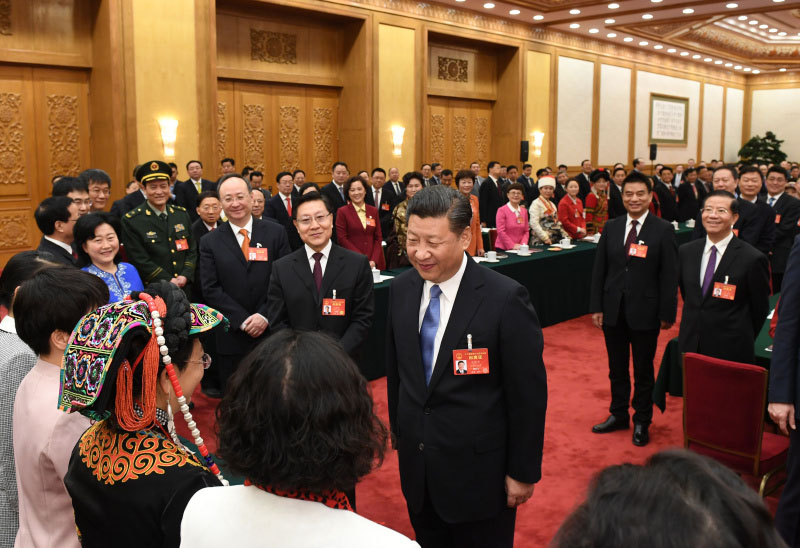 3月8日，中共中央總書記、國(guó)家主席、中央軍委主席習(xí)近平參加十二屆全國(guó)人大五次會(huì)議四川代表團(tuán)的審議。在“三八”國(guó)際勞動(dòng)?jì)D女節(jié)到來(lái)之際，習(xí)近平代表黨中央、國(guó)務(wù)院，向參加全國(guó)兩會(huì)的女代表、女委員、女工作人員，向全國(guó)各族各界婦女同胞，致以節(jié)日的祝賀和誠(chéng)摯的祝福。這是習(xí)近平同女代表親切交談。新華社記者 李學(xué)仁 攝