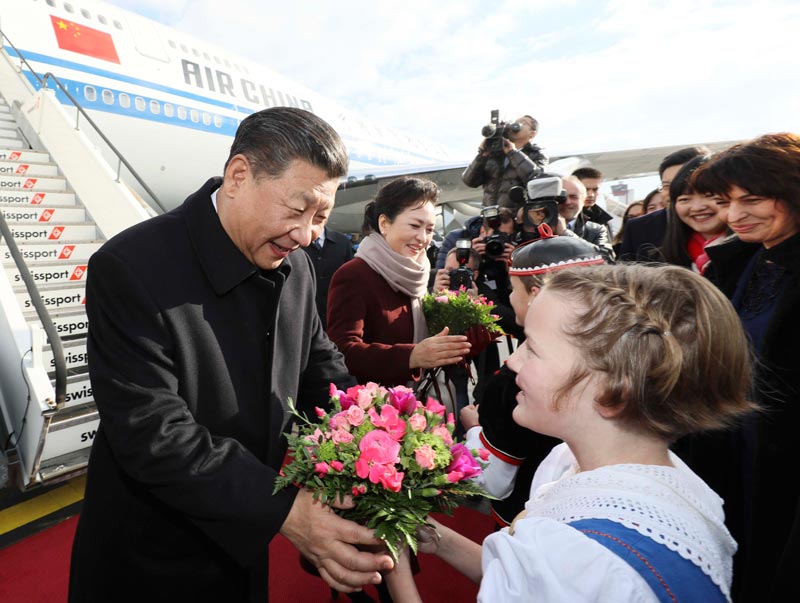 1月15日，國(guó)家主席習(xí)近平乘專機(jī)抵達(dá)蘇黎世，開(kāi)始對(duì)瑞士聯(lián)邦進(jìn)行國(guó)事訪問(wèn)。 這是當(dāng)?shù)貎和蛄?xí)近平和夫人彭麗媛獻(xiàn)上鮮花。 新華社記者蘭紅光 攝