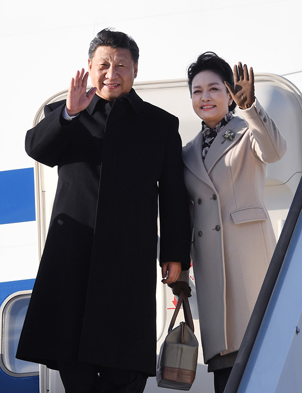 4月4日，國家主席習近平乘專機抵達赫爾辛基，開始對芬蘭共和國進行國事訪問。這是習近平和夫人彭麗媛步出艙門。 新華社記者 饒愛民 攝