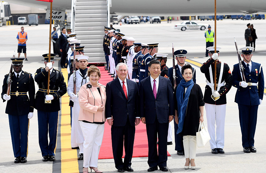 4月6日，國家主席習(xí)近平乘專機(jī)抵達(dá)美國佛羅裡達(dá)州，將在海湖莊園同美國總統(tǒng)特朗普舉行中美元首會晤。習(xí)近平和夫人彭麗媛受到美國國務(wù)卿蒂勒森夫婦等熱情迎接。新華社記者 吳曉凌 攝