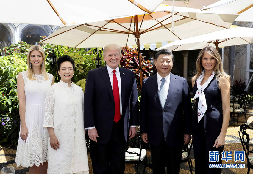 當(dāng)?shù)貢r(shí)間4月7日，國(guó)家主席習(xí)近平在美國(guó)佛羅裡達(dá)州海湖莊園同美國(guó)總統(tǒng)特朗普舉行中美元首第二場(chǎng)正式會(huì)晤。這是習(xí)近平和夫人彭麗媛同特朗普和夫人梅拉尼婭、女兒伊萬(wàn)卡在莊園內(nèi)合影。新華社記者 蘭紅光 攝