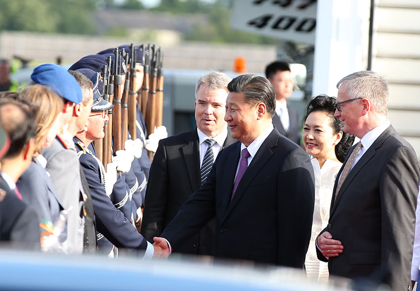 7月4日，國家主席習(xí)近平乘專機(jī)抵達(dá)柏林，開始對德意志聯(lián)邦共和國進(jìn)行國事訪問。德國政府高級官員在舷梯旁迎接習(xí)近平和夫人彭麗媛。新華社記者 姚大偉 攝