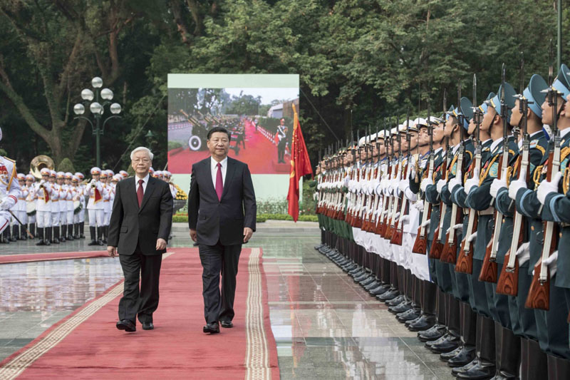 11月12日，中共中央總書記、國家主席習近平在河內越共中央駐地同越共中央總書記阮富仲舉行會談。這是會談前，阮富仲在主席府廣場為習近平舉行盛大歡迎儀式。 新華社記者 李濤 攝