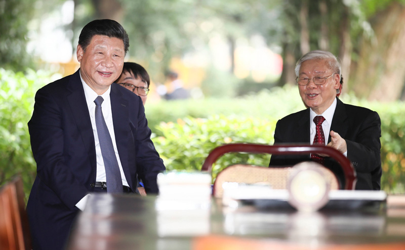 11月13日，中共中央總書記、國家主席習(xí)近平在河內(nèi)越共中央駐地再次會見越共中央總書記阮富仲。會見后，習(xí)近平和阮富仲前往胡志明故居繼續(xù)交流。新華社記者 蘭紅光 攝