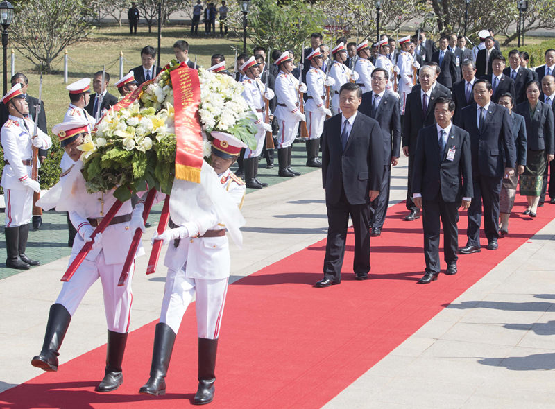 11月14日，中共中央總書記、國(guó)家主席習(xí)近平在萬(wàn)象向老撾無(wú)名戰(zhàn)士紀(jì)念碑敬獻(xiàn)花圈。 新華社記者 王曄 攝