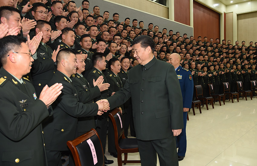 12月13日，中共中央總書記、國家主席、中央軍委主席習近平到第71集團軍視察。這是習近平親切接見集團軍機關全體干部和所屬部隊團以上干部。新華社記者 李剛 攝