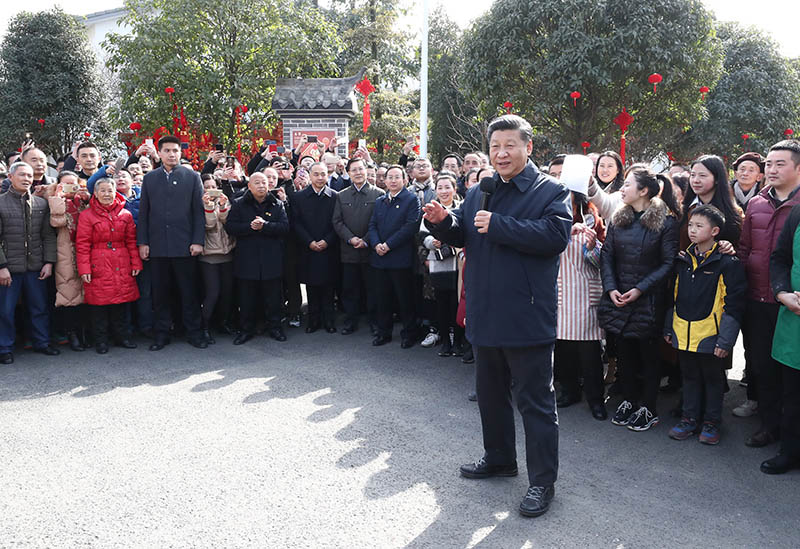 這是2月12日上午，習(xí)近平在成都市郫都區(qū)戰(zhàn)旗村考察時(shí)向群眾拜年，祝願(yuàn)全國(guó)各族人民新春快樂、闔家幸福。 新華社記者 鞠鵬 攝