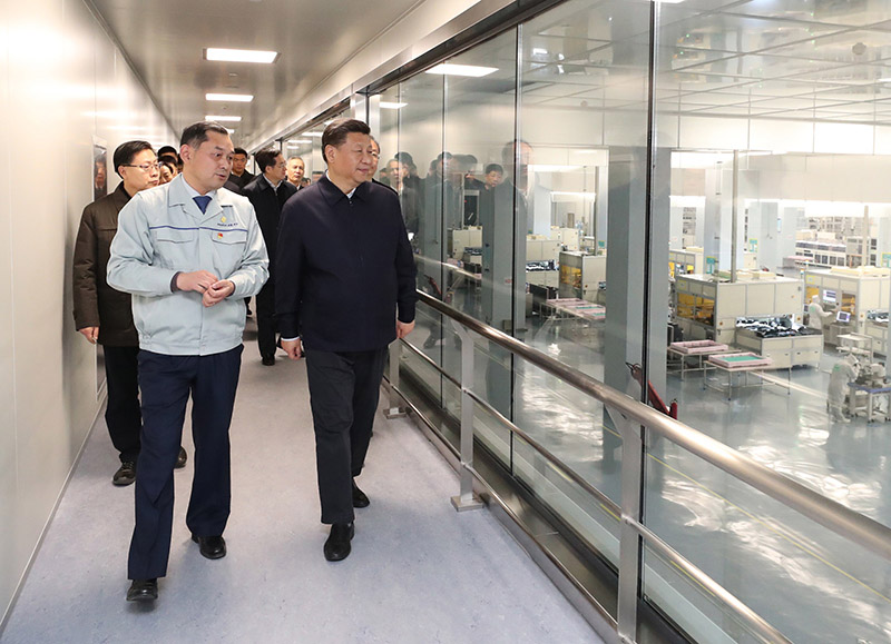 這是2月11日下午，習近平在成都中電熊貓顯示科技有限公司考察。 新華社記者 謝環馳 攝