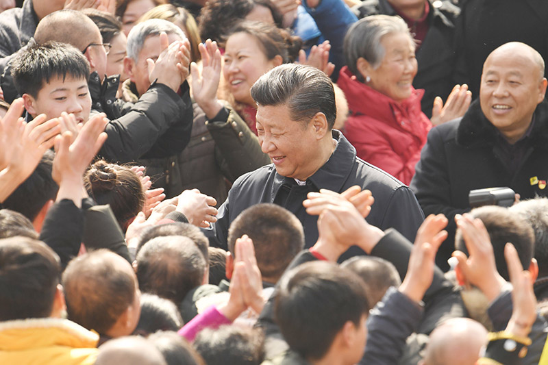 這是2月12日上午，習(xí)近平在成都市郫都區(qū)戰(zhàn)旗村考察時(shí)同村民們親切交流。 新華社記者 張鐸 攝