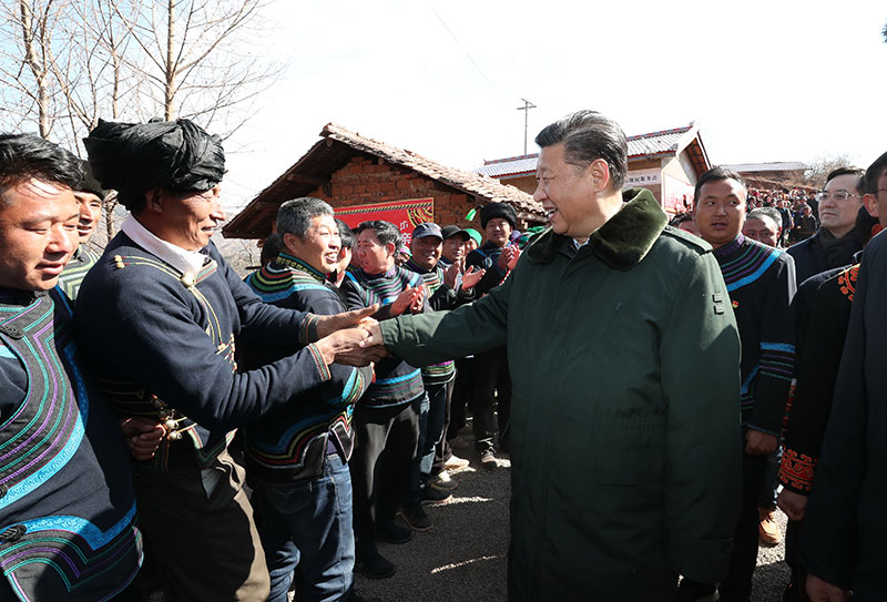 這是2月11日上午，習(xí)近平在涼山彝族自治州昭覺縣三岔河鄉(xiāng)三河村看望慰問全村群眾。 新華社記者 謝環(huán)馳 攝