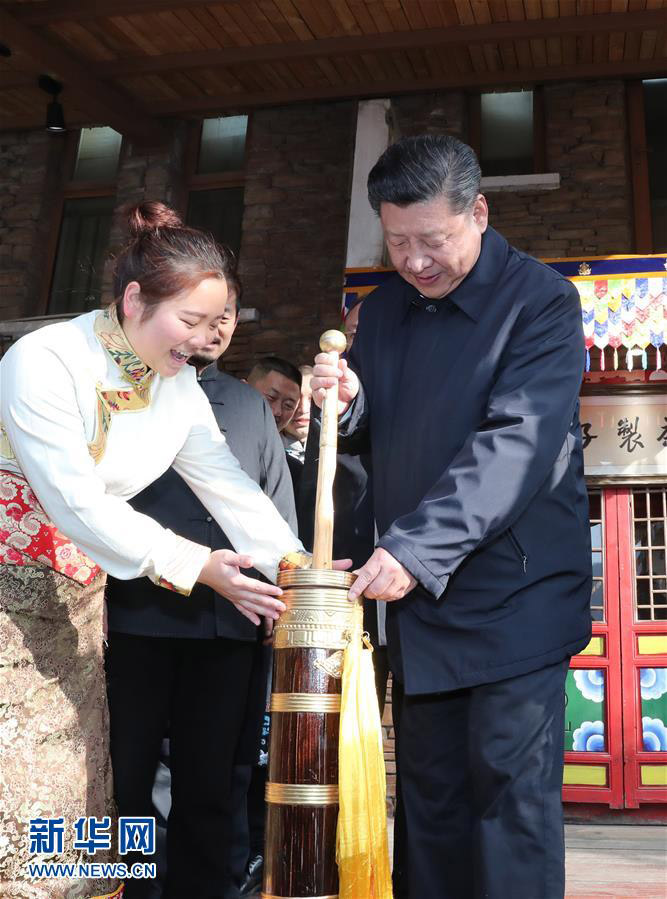 2月12日，中共中央總書記、國家主席、中央軍委主席習(xí)近平在四川考察。這是習(xí)近平在汶川縣映秀鎮(zhèn)考察時，親自操作打酥油茶。 新華社記者鞠鵬 攝