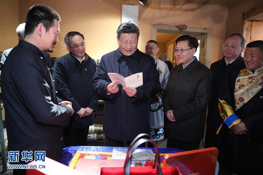 2月12日，中共中央總書記、國家主席、中央軍委主席習近平在四川考察。這是習近平在汶川縣映秀鎮考察時，在當地群眾經營的制茶坊了解發展茶產業帶動群眾致富的情況。新華社記者 鞠鵬 攝
