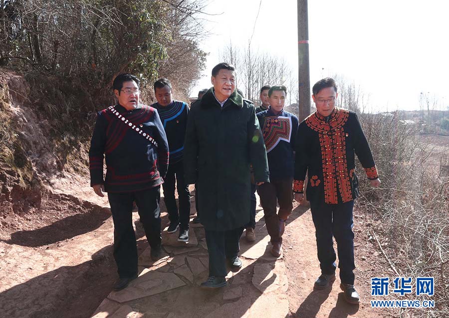 中華民族傳統(tǒng)節(jié)日農(nóng)歷春節(jié)來臨之際，中共中央總書記、國(guó)家主席、中央軍委主席習(xí)近平來到四川考察調(diào)研，看望慰問各族干部群眾，向全國(guó)各族人民致以美好的新春祝福。這是2月11日，習(xí)近平在涼山彝族自治州昭覺縣三岔河鄉(xiāng)三河村了解當(dāng)?shù)刎毨КF(xiàn)狀，聽取精準(zhǔn)扶貧、精準(zhǔn)脫貧措施落實(shí)情況介紹。新華社記者 鞠鵬 攝