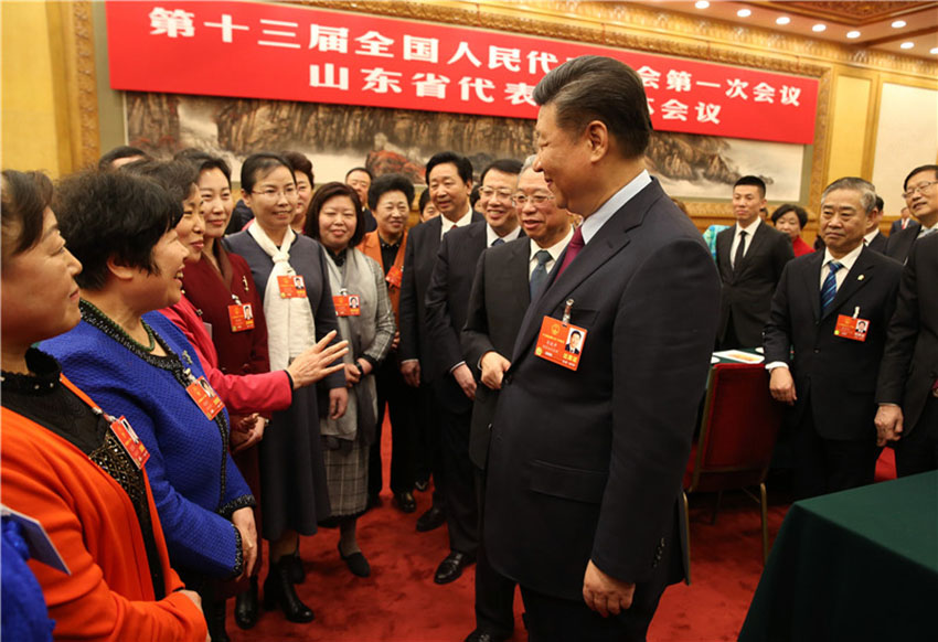 3月8日，中共中央總書記、國家主席、中央軍委主席習近平參加十三屆全國人大一次會議山東代表團的審議。在“三八”國際勞動婦女節到來之際，習近平代表黨中央，向參加全國兩會的女代表、女委員、女工作人員，向全國各族各界婦女同胞，致以節日的祝賀和誠摯的祝福。這是習近平同女代表親切交談。新華社記者 姚大偉 攝