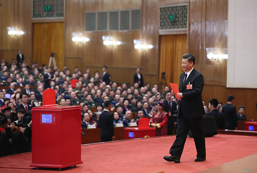3月17日，十三屆全國人大一次會議在北京人民大會堂舉行第五次全體會議。習(xí)近平當(dāng)選中華人民共和國主席、中華人民共和國中央軍事委員會主席。這是習(xí)近平準(zhǔn)備投票。新華社記者 蘭紅光 攝