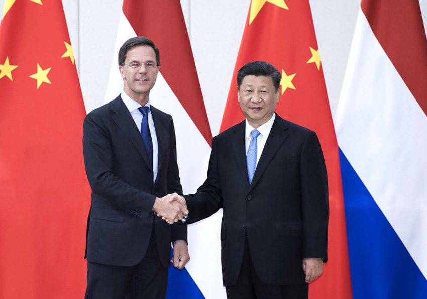 4月10日，國家主席習(xí)近平在海南省博鰲國賓館會(huì)見荷蘭首相呂特。新華社記者 李濤 攝