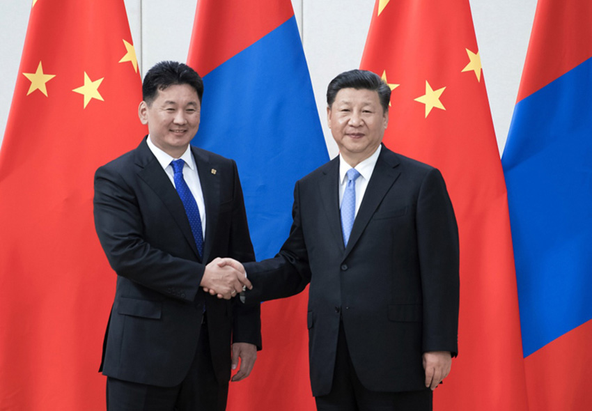 4月10日，國(guó)家主席習(xí)近平在海南省博鰲國(guó)賓館會(huì)見(jiàn)蒙古國(guó)總理呼日勒蘇赫。 新華社記者 李濤 攝