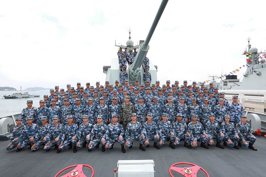 4月12日上午，中央軍委在南海海域隆重舉行海上閱兵，展示人民海軍嶄新面貌，激發(fā)強(qiáng)國強(qiáng)軍堅定信念。中共中央總書記、國家主席、中央軍委主席習(xí)近平檢閱部隊並發(fā)表重要講話。這是習(xí)近平同長沙艦部分官兵合影。新華社記者 李剛 攝