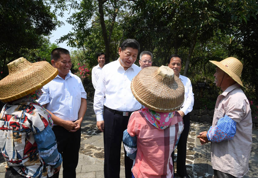4月11日至13日，中共中央總書記、國家主席、中央軍委主席習(xí)近平在海南考察。這是4月13日上午，習(xí)近平在海口市秀英區(qū)石山鎮(zhèn)施茶村考察時(shí)，同村民親切交談。新華社記者 李學(xué)仁 攝