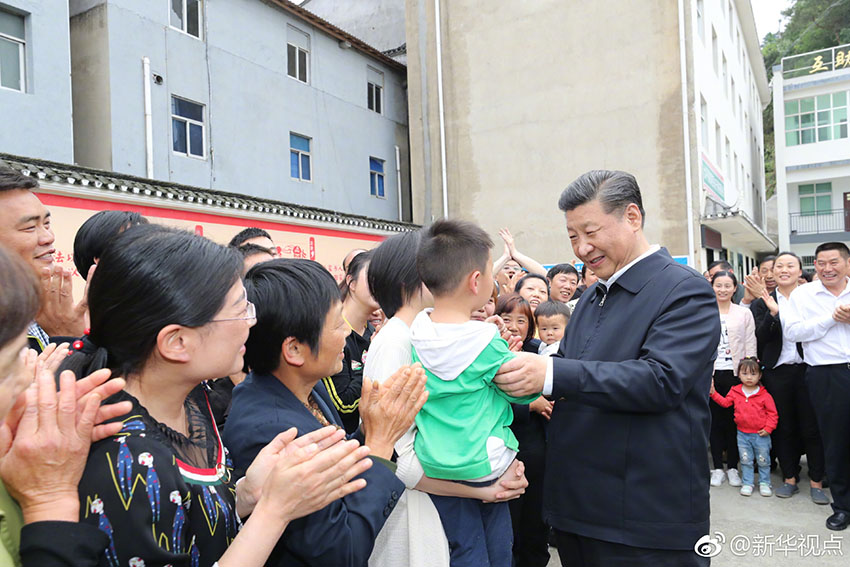 4月24日下午，中共中央總書記、國家主席、中央軍委主席習近平來到緊鄰三峽大壩的宜昌市夷陵區太平溪鎮許家沖村，了解這個移民村的變遷和發展特色產業等情況。這是習近平與村民親切交流。新華社記者 鞠鵬 攝