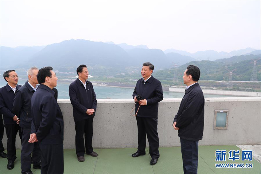 4月24日下午，中共中央總書記、國家主席、中央軍委主席習(xí)近平來到三峽大壩，詳細(xì)了解三峽工程建設(shè)、發(fā)電、水利、通航、生態(tài)保護(hù)等方面的情況。這是習(xí)近平在壩頂察看三峽工程全貌和壩區(qū)周邊生態(tài)環(huán)境。新華社記者 謝環(huán)馳 攝