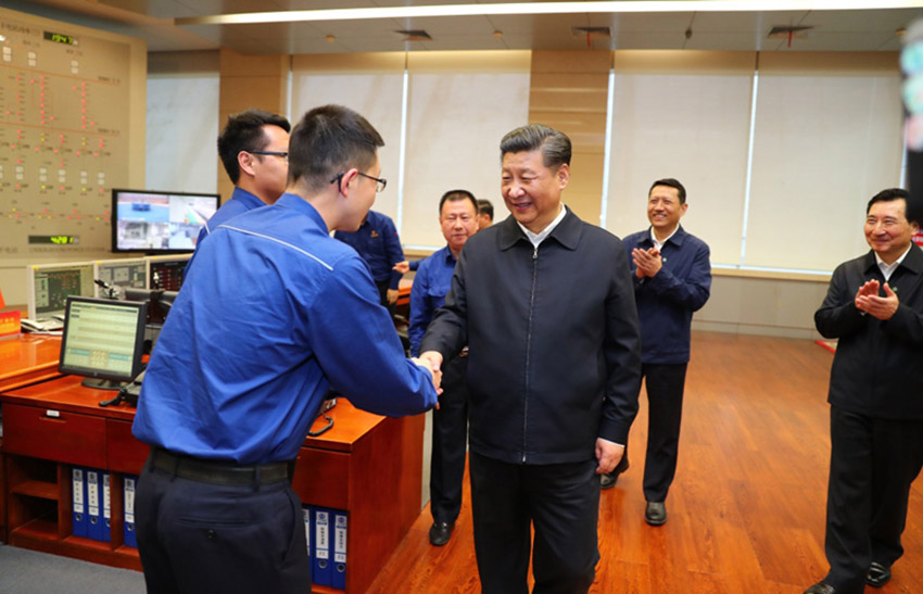 4月24日下午，中共中央總書記、國家主席、中央軍委主席習近平來到三峽大壩，詳細了解三峽工程建設、發電、水利、通航、生態保護等方面的情況。這是習近平視察左岸發電廠中央控制室。新華社記者 謝環馳 攝