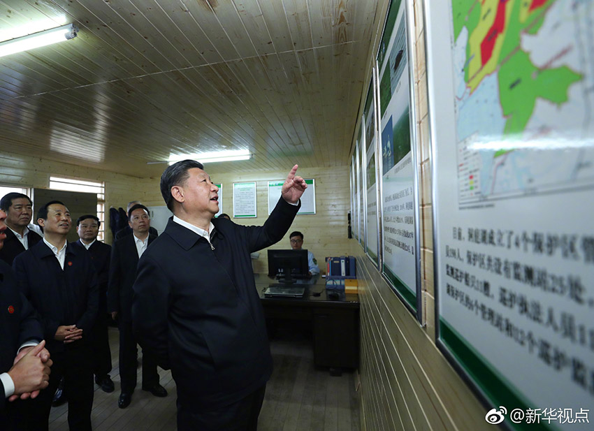 4月25日下午，中共中央總書記、國家主席、中央軍委主席習(xí)近平乘船考察長江，抵達石首港。隨后，驅(qū)車一個多小時來到湖南岳陽，考察位於長江沿岸的岳陽市君山華龍碼頭。這是習(xí)近平走進一處巡護監(jiān)測點，了解東洞庭湖國家級自然保護區(qū)生態(tài)保護狀況。新華社記者 鞠鵬 攝