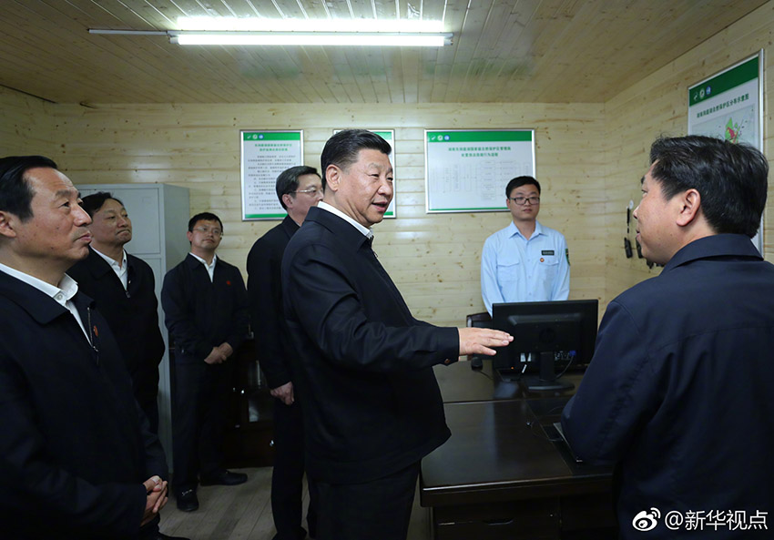 4月25日下午，中共中央總書記、國家主席、中央軍委主席習近平乘船考察長江，抵達石首港。隨后，驅車一個多小時來到湖南岳陽，考察位於長江沿岸的岳陽市君山華龍碼頭。這是習近平走進一處巡護監(jiān)測點，了解東洞庭湖國家級自然保護區(qū)生態(tài)保護狀況。新華社記者 鞠鵬 攝