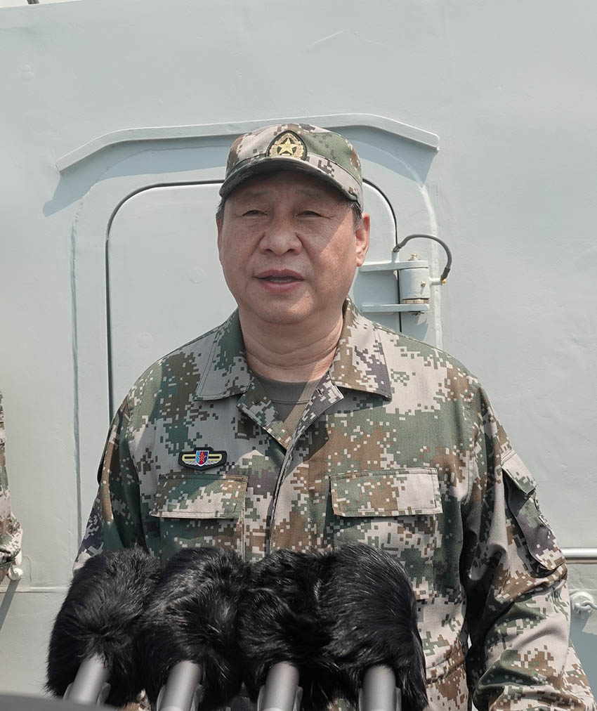 4月12日上午，中央軍委在南海海域隆重舉行海上閱兵，展示人民海軍嶄新面貌，激發(fā)強國強軍堅定信念。中共中央總書記、國家主席、中央軍委主席習(xí)近平檢閱部隊並發(fā)表重要講話。這是習(xí)近平發(fā)表重要講話。新華社記者 李剛 攝